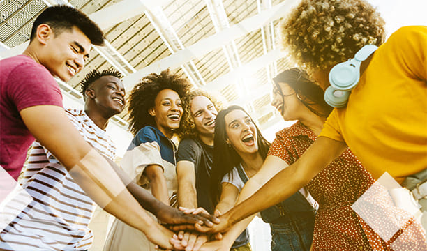 Grupo de pessoas comemoram com as mãos unidas