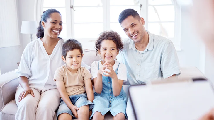 família reunida sentada no sofá