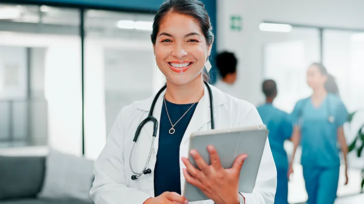 Mulher segurando um tablet sorrindo