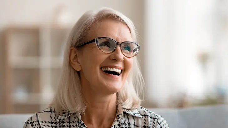 Mulher usando óculos e sorrindo