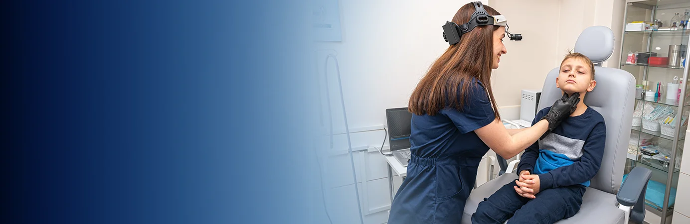 Médica examinando paciente