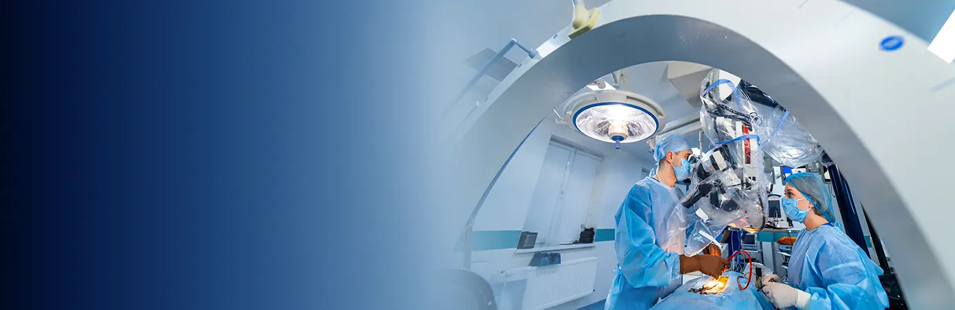 Medicos realizando o procedimento cirurgico
