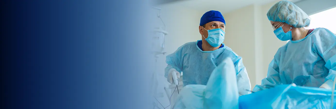 Medicos realizando o procedimento