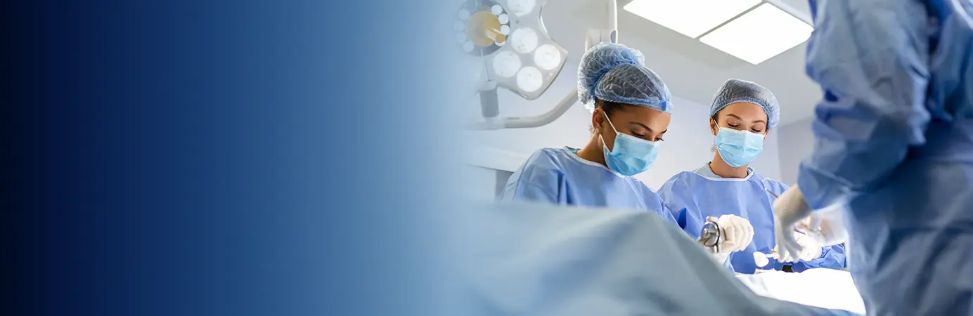 Medicos realizando o procedimento cirurgico