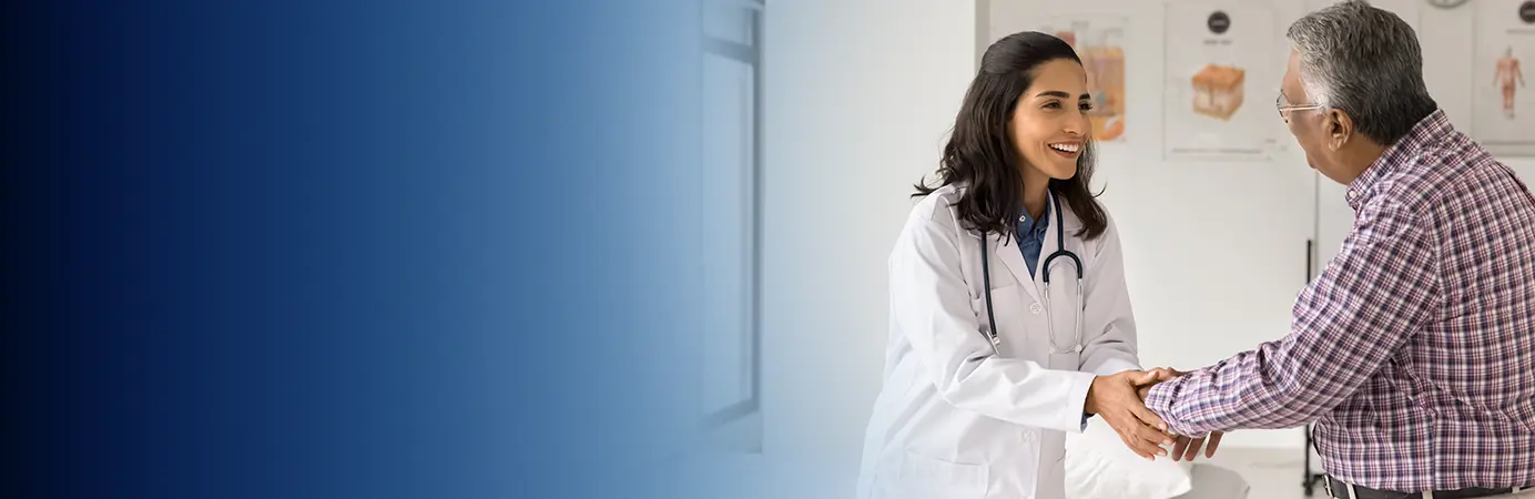Medica e paciente dando as mãos