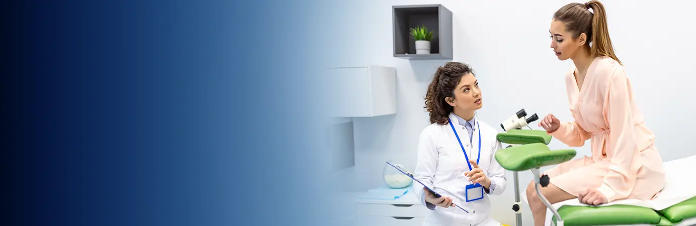 Medica mostrando planilha para paciente