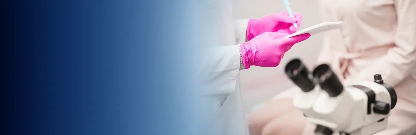 Medica com luvas examinando paciente