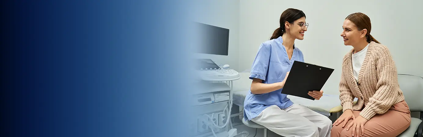 Medica mostrando prontuario para paciente