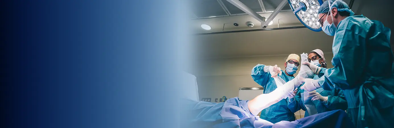 Médicos realizando procedimento na perna do paciente