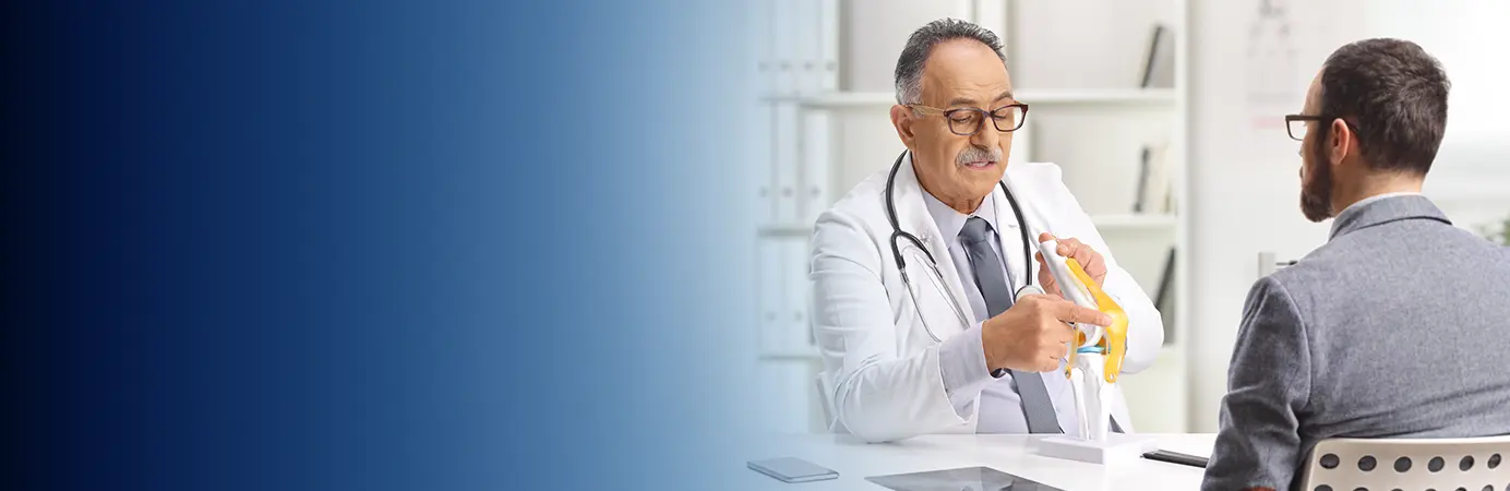 Médico mostrando prototipo de joelho para paciente