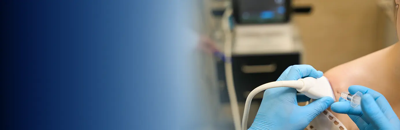 Médicos realizando procedimento no ombro do paciente