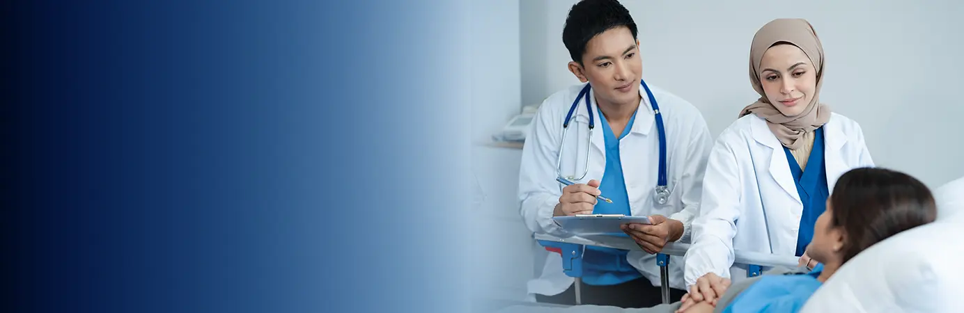 Medicos conversando com paciente