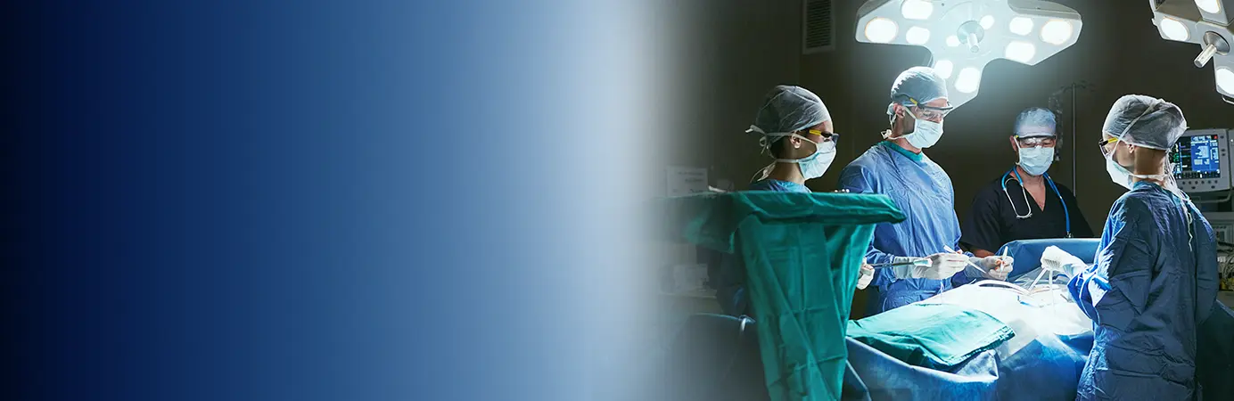 Medicos na sala de cirurgia realizando o procedimento