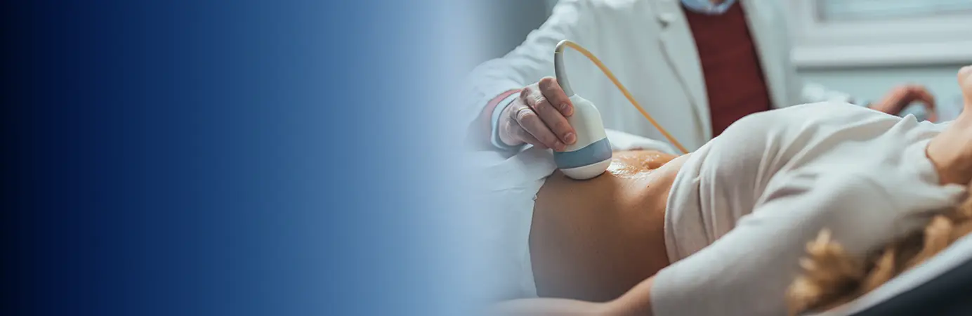 Medico realizando procedimento no abdomen da paciente