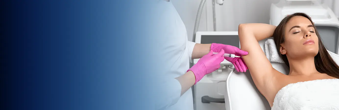 Medico realizando procedimento no braço da paciente