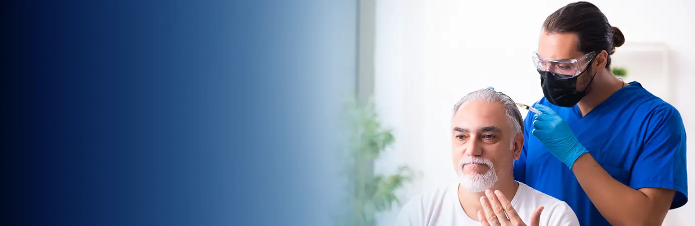 Medico com uma seringa aplicando remedio na cabeça do paciente
