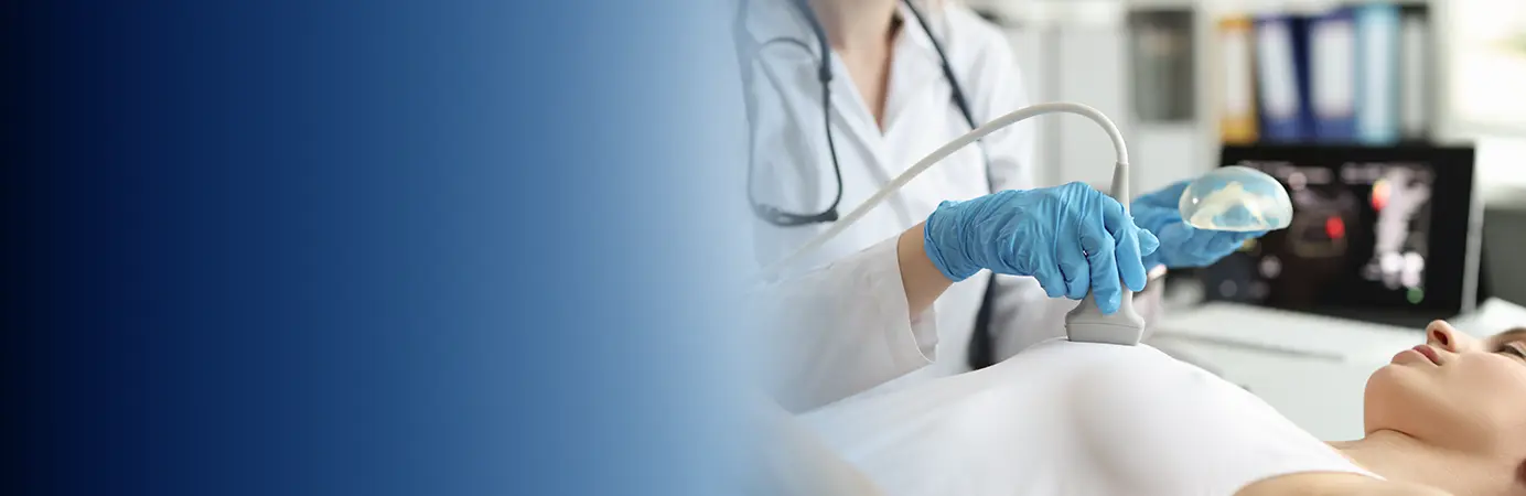 Medica examinando paciente