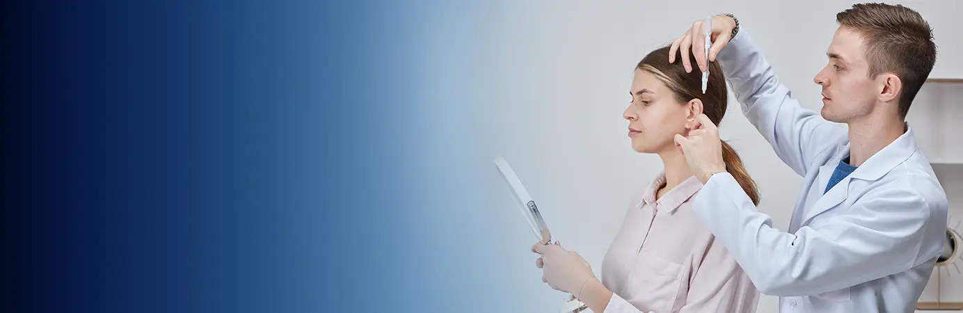 Medica examinando orelha da paciente