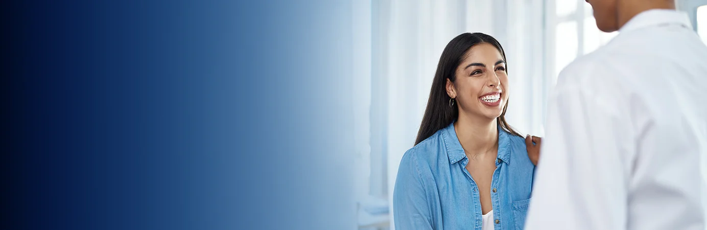 Mulher sorrindo para o medico