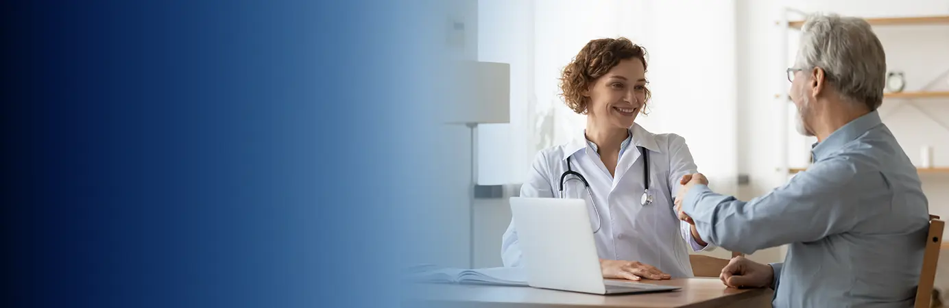 Medica e paciente apertando as mãos