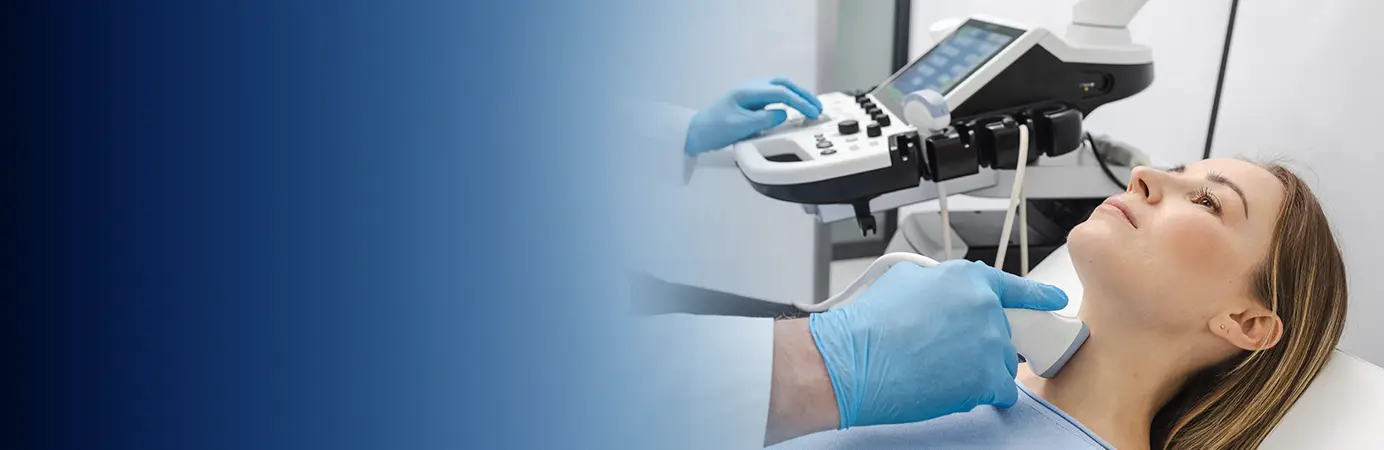 Médico avaliando paciente com um aparelho.