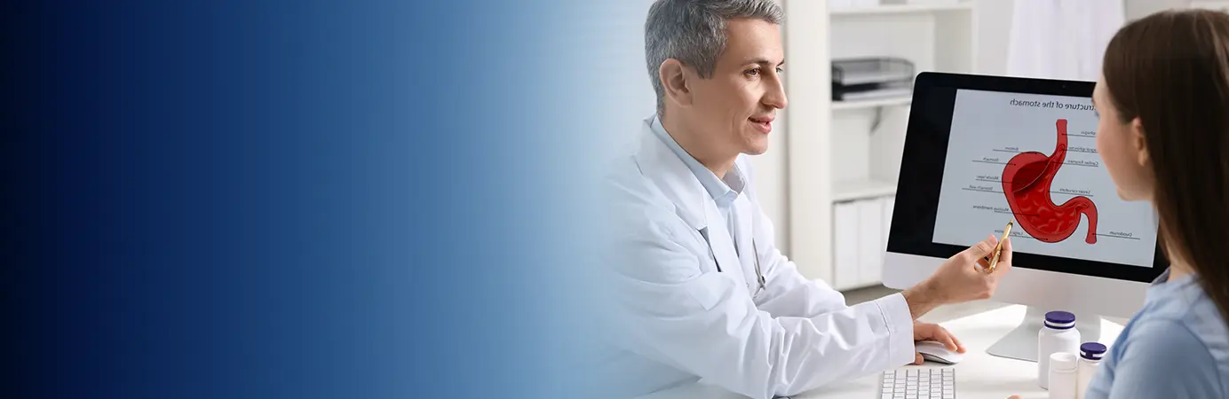 Médico mostrando para a paciente uma ilustração do estômago.