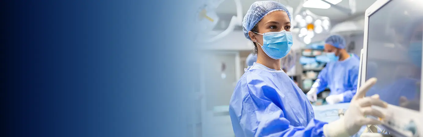Médica na sala de cirurgia.