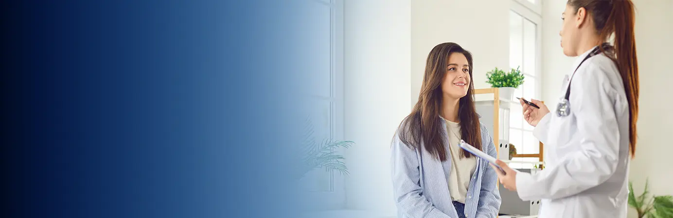 Médica conversando com paciente