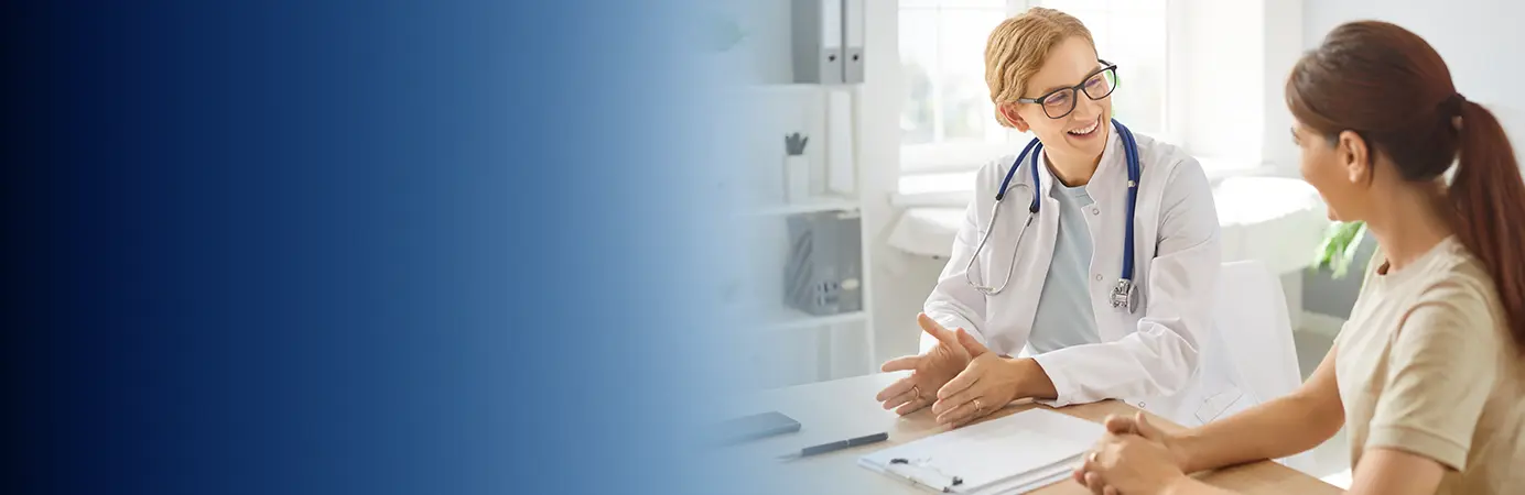 Médica conversando com paciente.