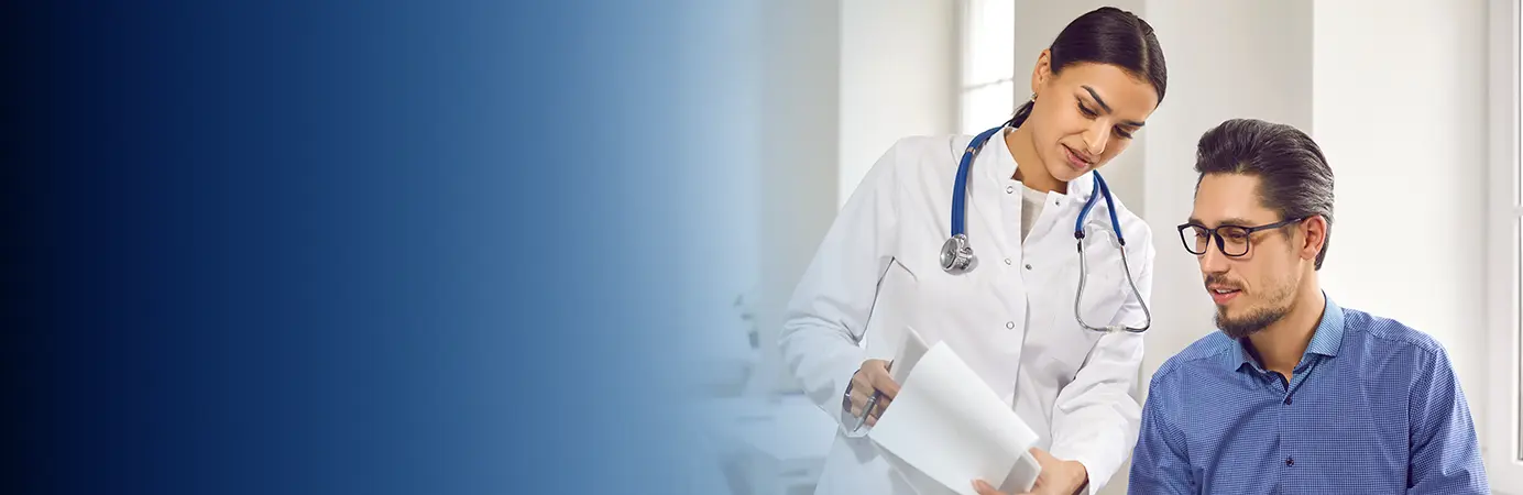Paciente em conversa com médica durante consulta