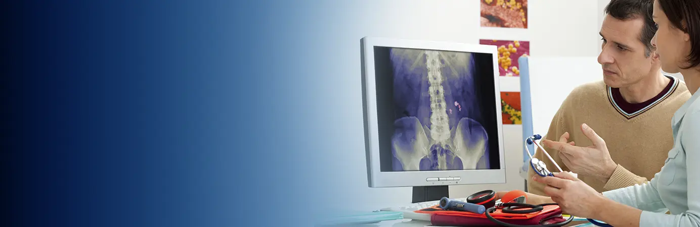 Paciente em conversa com médica durante consulta